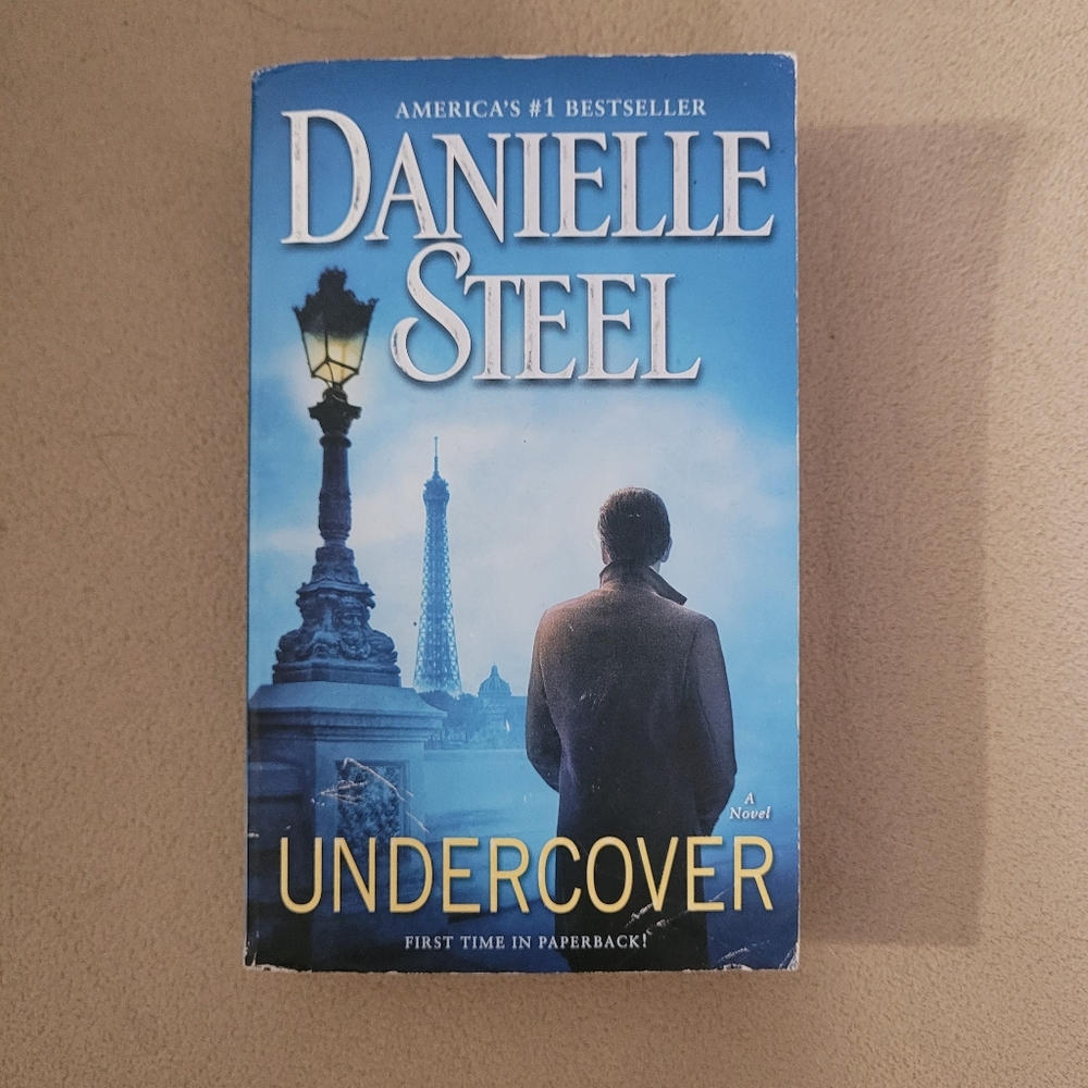 💲1️⃣ Danielle Steel Undercover Romance Physiological Thriller Paperback Novel